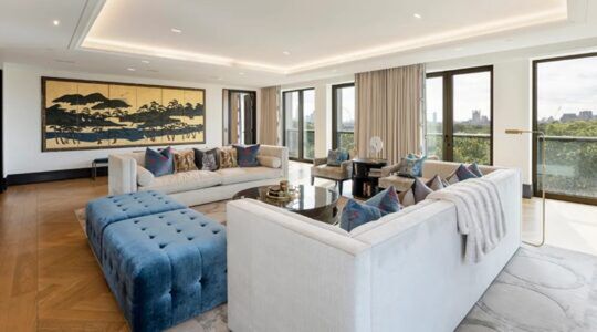 De living van het penthouse in Londen