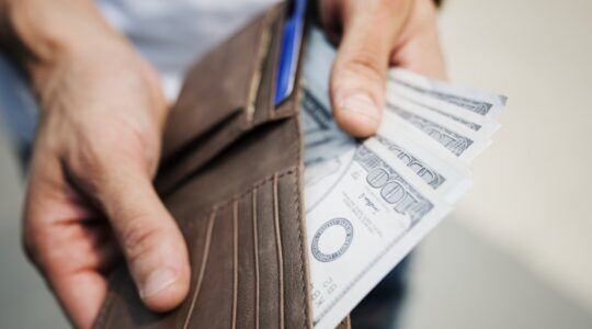 Geld, dat een oligarch nog moet betalen aan Oekraïne