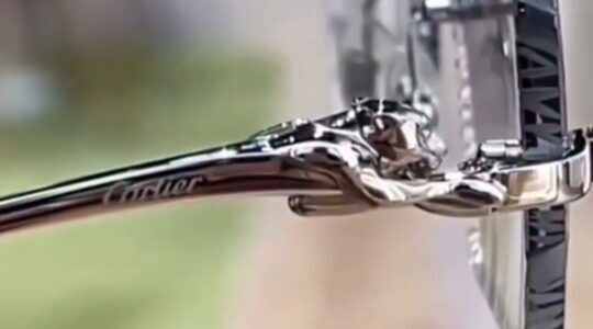 Eén van de speciaal geslepen brillen van Cartier