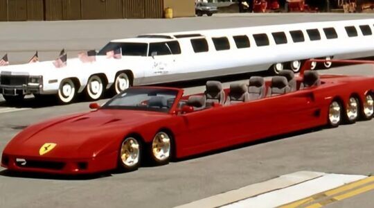 De op de Ferrari F40 gebaseerde limousine