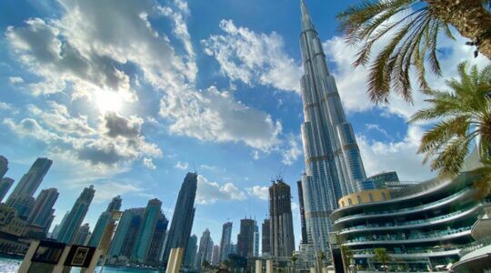 De van fraude verdachte 73-jarige vrouw zou volgens de autoriteiten mogelijk in Dubai zitten