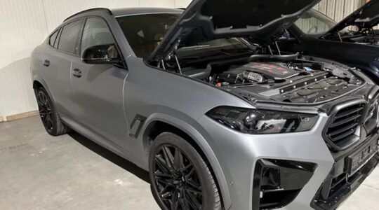 Eén van de naar Rusland verscheepte auto's