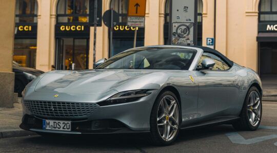 Een auto van Ferrari, een van de meest waardevolle luxemerken van 2025.