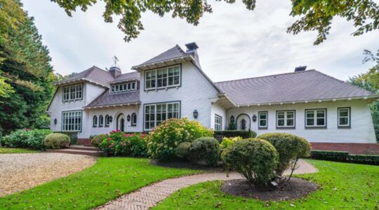 De voorzijde van de duinvilla in Wassenaar