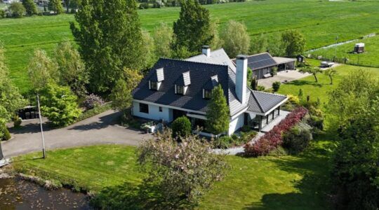 De voorzijde van de villa van Frank Dane