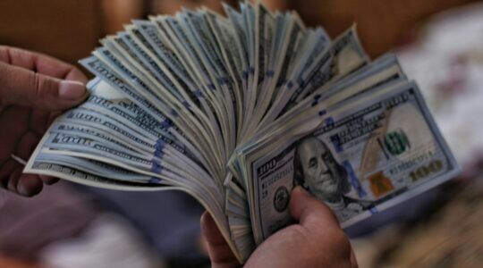 Geld, dat miljardairs uitgeven aan wonen in hun geboorteplaats