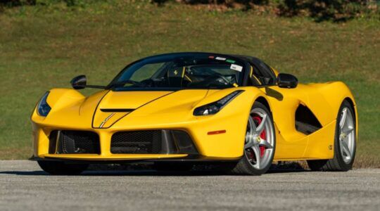 De gele Ferrari LaFerrari Aperta