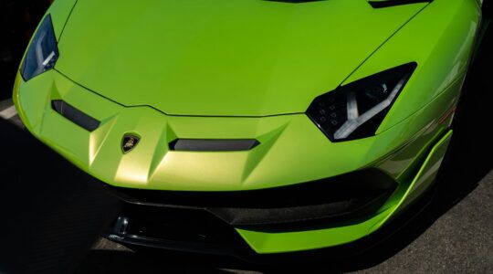 De voorzije van een Lamborghini Aventador