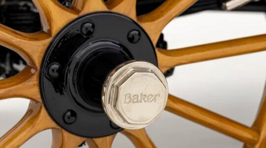 Het houten wiel van de Baker Electric