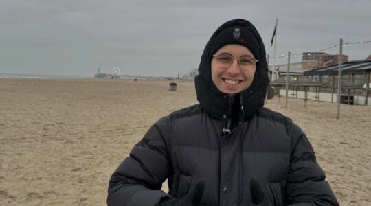 Christiaan Bauer op het strand van Scheveningen