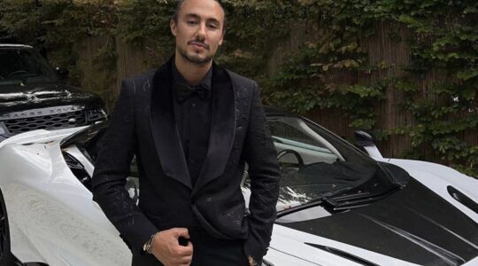 Joseph Klibansky poseert voor zijn McLaren