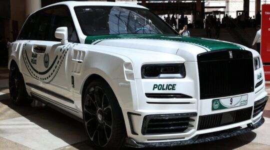 De nieuwe Rolls-Royce Cullinan MANSORY van de politie in Dubai