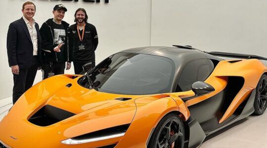 Deadmau5 bij een wagen van McLaren