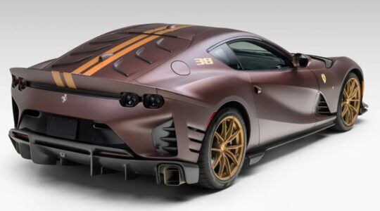 De achterzijde van de Ferrari 812 Competizione