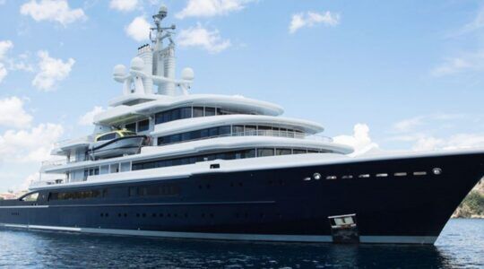 Luna, een schip dat tot de superjachten met fikse prijsdalingen behoort