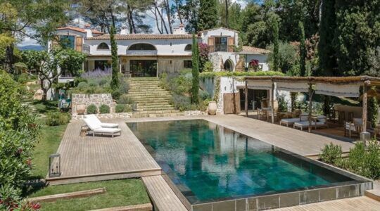 De achterzijde van de villa in Cannes