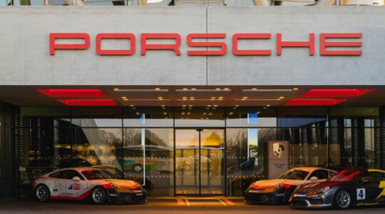 Een winkel van Porsche, het merk dat de operationele winst zag instorten