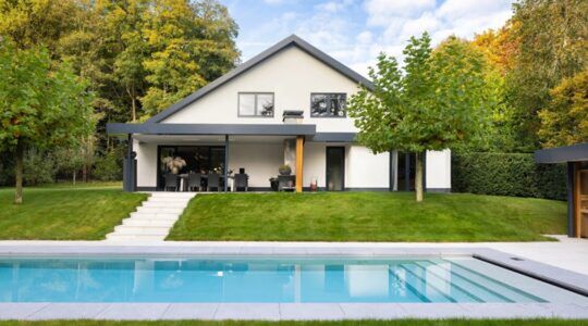 De achterkant van de villa in Laren