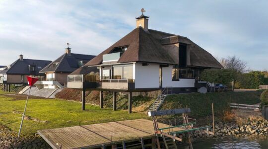 De achterkant van de villa in Lekkerkerk