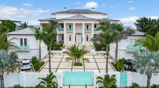 De voorzijde van de villa op de Bahama's