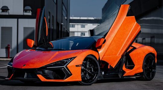 De voorzijde van de Lamborghini Revuelto