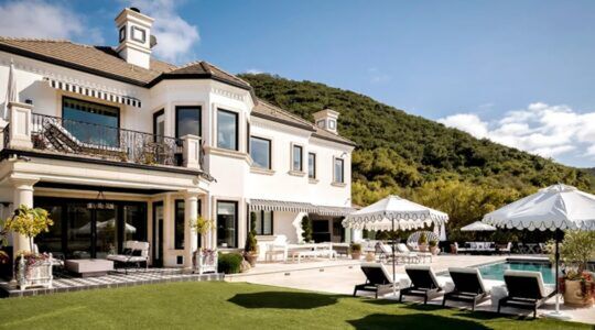 De achterzijde van de woning van Paul Anka