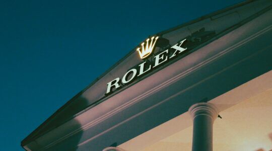 Het logo van Rolex, het merk dat een horlogemakersschool opende