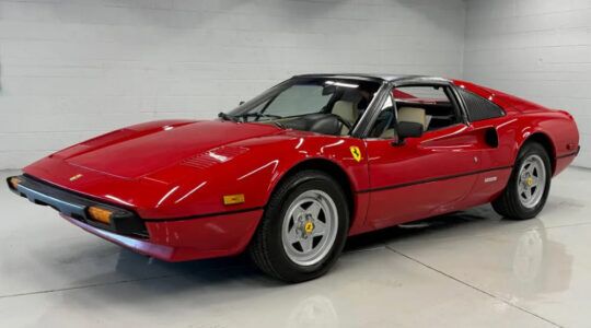 De Ferrari 308 GTS van de zijkant