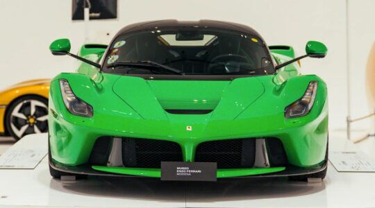 De voorzijde van de Ferrari LaFerrari die naar de veiling gaat.