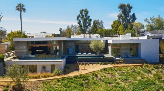De voorzijde van de villa in Malibu