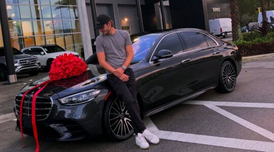 Twan Kuyper leunt op zijn Mercedes