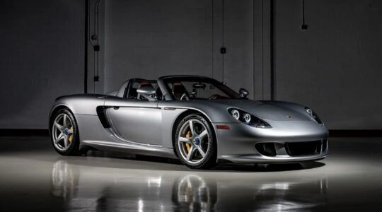 De voorzijde van de Porsche Carrera GT 2005