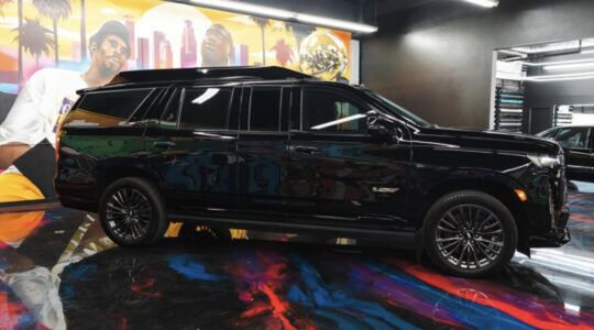 De zijkant van de Cadillac Escalade