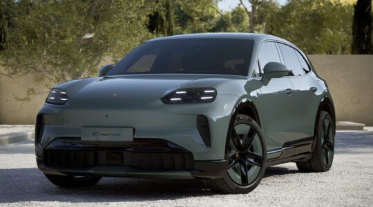 De voorzijde van de Porsche Cayenne S Electric