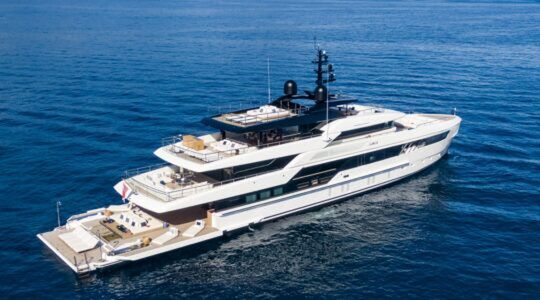 De zijkant van het superjacht Contigo van Sanlorenzo