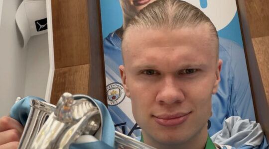 Stervoetballer Erling Haaland koopt boek van € 117.000 en schenkt het direct daarna aan de bibliotheek