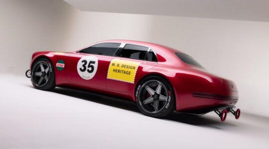 De zijkant van de vernieuwde Mercedes 'Red Pig'