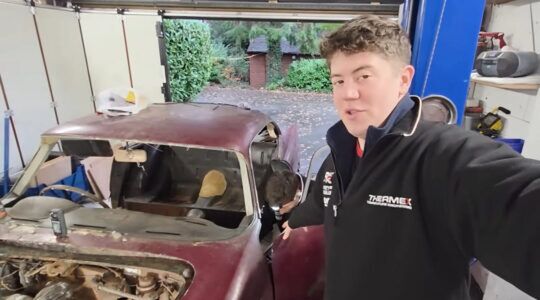 Edward Crossley bij de Aston Martin DB4