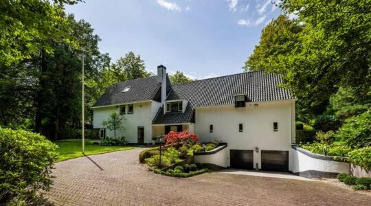 Villa op 'één van de meest begeerde locaties van Blaricum' kost bijna € 3 miljoen
