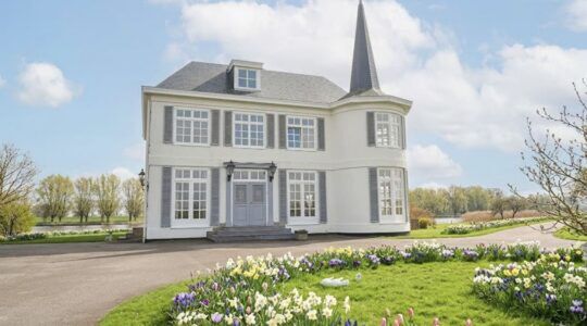 De prachtige kasteel villa in Hekelingen