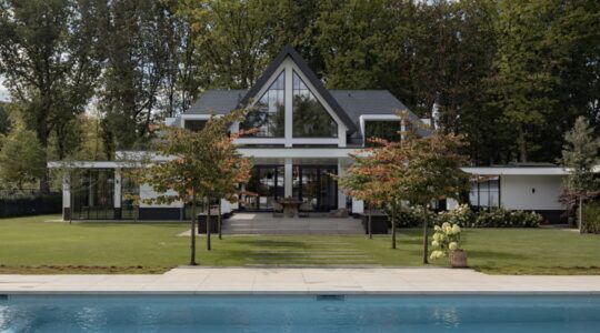 De achterzijde van de villa in Oisterwijk