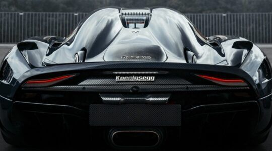 De achterzijde van een auto van het merk Koenigsegg