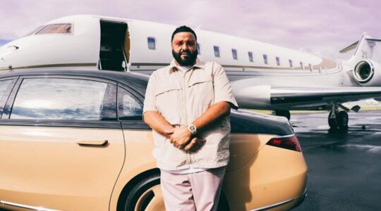 DJ Khaled bij zijn auto en jet, met zijn Patek Philippe om de pols