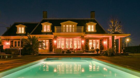 De achterzijde van de zomerse villa