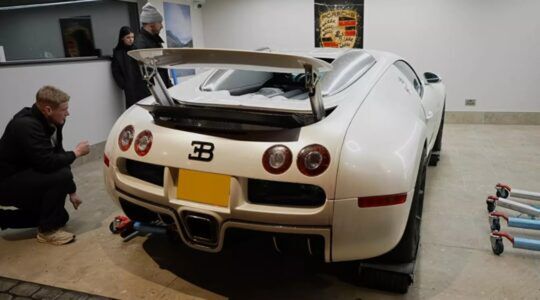 De kapotte Bugatti van YouTuber Mat Armstrong