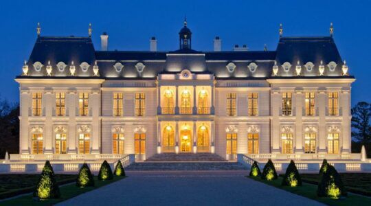 De voorkant van Château Louis XIV