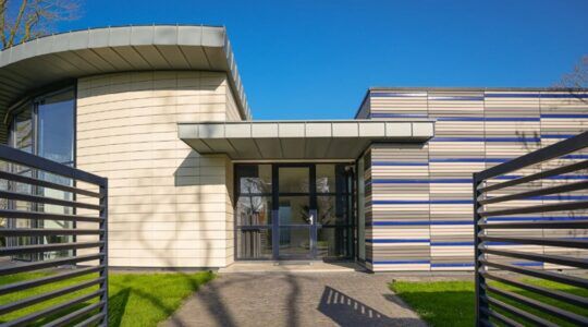 De voorkant van de sciencefictionvilla