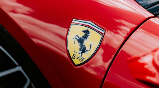 Het logo van Ferrari, een automerk dat strenge regels hanteert