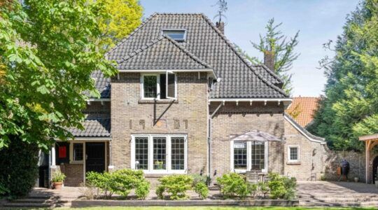 De voorkant van het landhuis in Laren