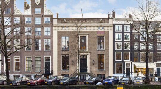 De voorkant van het grachtenpand in Amsterdam